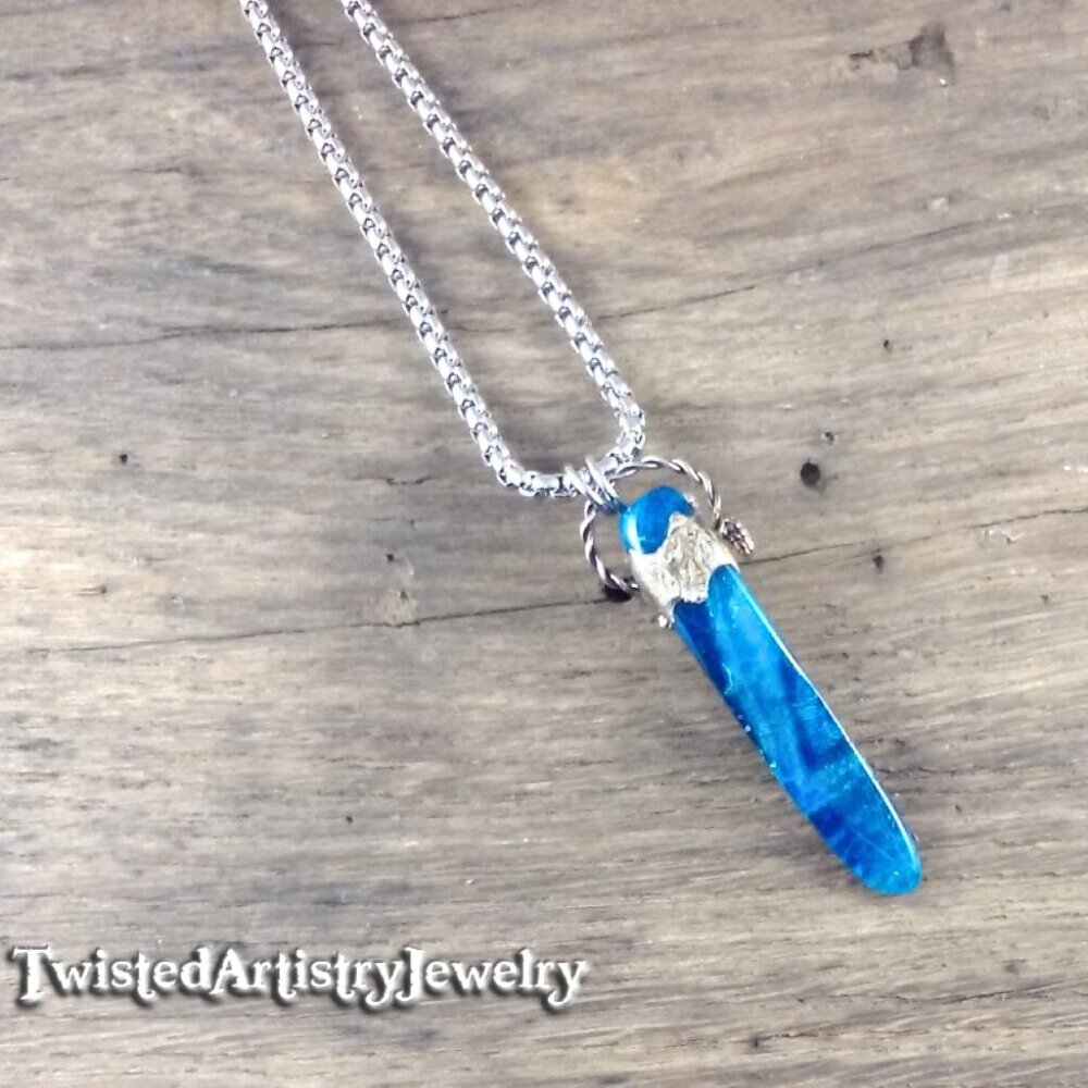 Sea Turtle and Blue Agate Shard Pendant Necklace - Picture 4 of 6